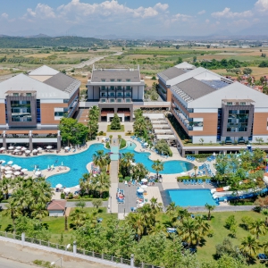 POOL & HOTEL OVERVIEW